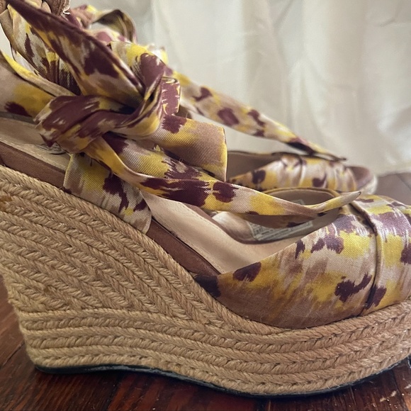 Yellow and Brown Ugg Espadrilles 5.5 but fit a 6.5 - Picture 1 of 6